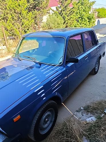 vaz 2107 panel: Lada 2107, mavi rəngli sedan. Xüsusiyyətlər: - Kuzov: 4 qapılı sedan — 5