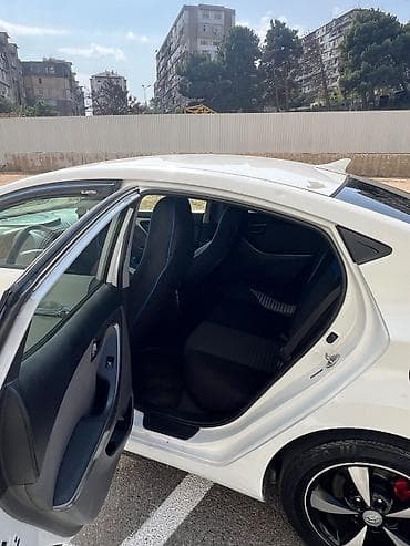 elantra led: Hyundai Elantra (MD) sedan – ağ rəng. Xarici və texniki — 8