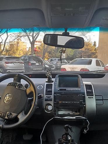 pirus: Toyota Prius (2-ci nəsil) hibrid sedan - Gümüşü rəng, 5 qapı — 6