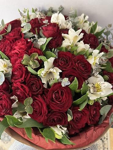 Qırmızı qızılgül və alstromeriya buketi Bugun alinin 20aze satilir