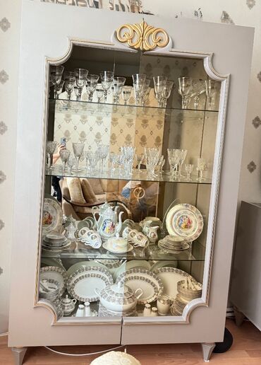 стол с зеркалом: Б/у, С зеркалом — 1