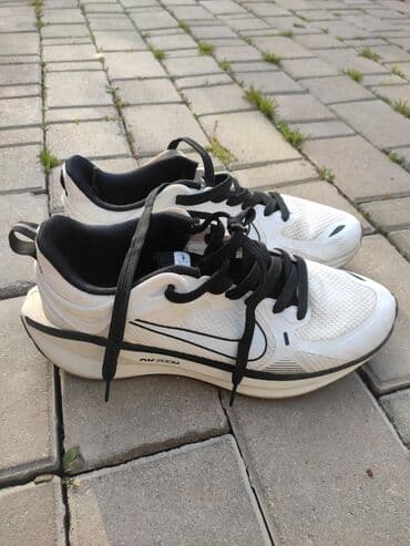 Daewoo: Nike Pegasus “Air Zoom” qaçış krossovkaları - Rəng: ağ üzərində qara — 4