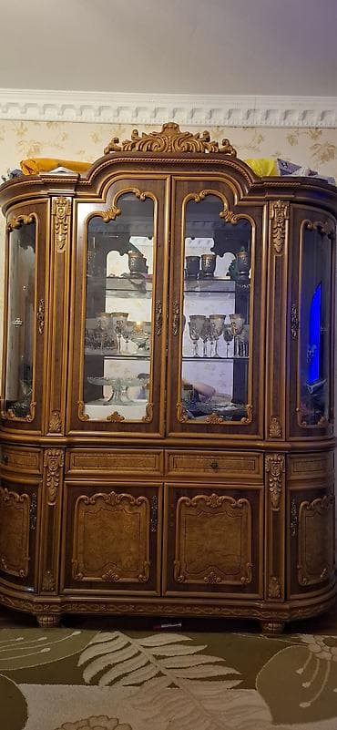 Klassik üslubda qonaq otağı üçün mebel dəsti Tərkibi: - Şkaf-vitrin