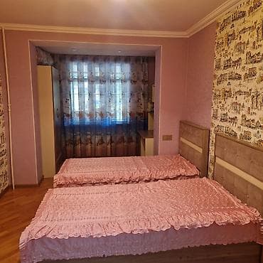 kredit evler baki: Tam mebelli 2 otaqlı mənzil interyeri - Zal: yumşaq dəst (divan və — 4