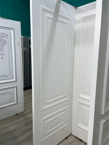 двери для дома: Ağ rəngli, klassik dizaynlı qapı. Qapının üzərində dekorativ panellər — 1