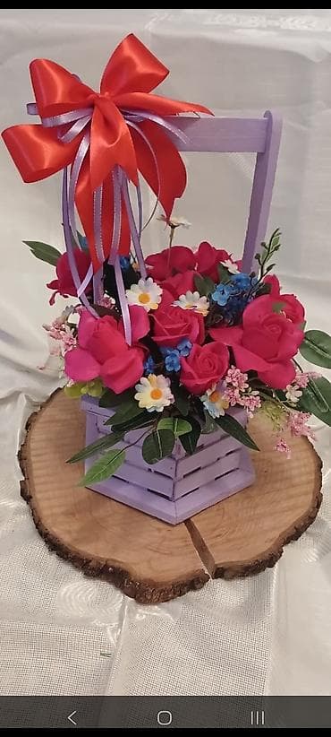 Bənövşəyi rəngdə taxta qutu-daşıyıcıda bəzək çiçək kompozisiyası. -