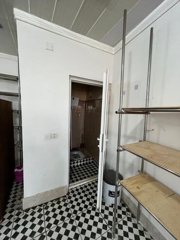 сайты по недвижимости: Kərpic fasadlı və böyük vitrin pəncərələri olan kommersiya obyektidir — 7