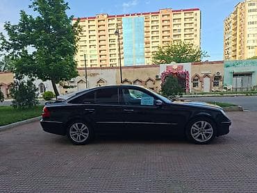 lider disk: Mercedes‑Benz E‑Class (W211) sedan – qara rəng, 4 qapı, 5 yerlik. - — 2