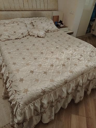 Tekstil: Yataq üçün İşlənmiş rəng - Bej Yataq örtüyü, Ünvandan götürmə — 2