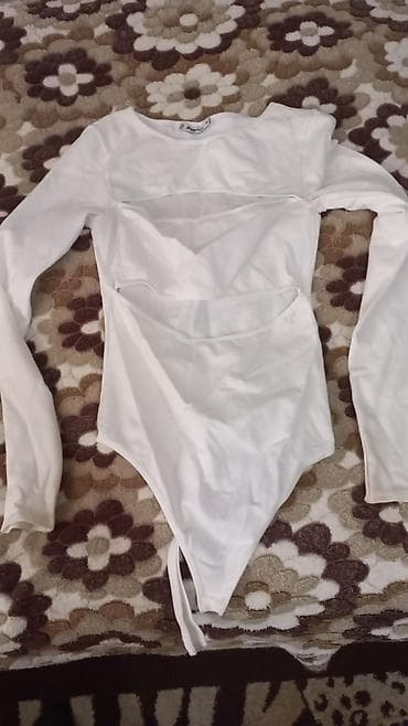 dest geyimler: Qadın geyim dəsti – 3 parçadan ibarət. Her biri 10 manat. teze kimidi — 1