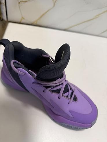 bas: Bənövşəyi rəngdə Adidas basketbol ayaqqabısı. Model yüksək boğaz — 3