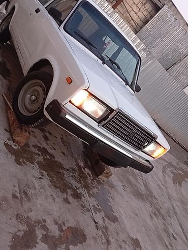 masin asilqan: VAZ 2107 sedanı - Kuzov: 4 qapılı, klassik “Jiquli” dizaynı, ağ rəng — 3
