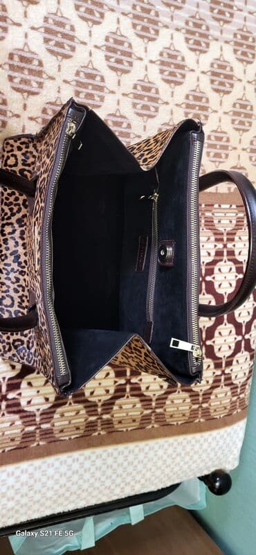 Toy paltarları və aksesuarları: Canta satilir. yenidir. materiali mexdir. őlculeri: uzunlugu 30 sm — 4