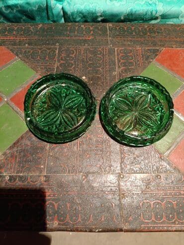 Bu dəyirmi yaşıl külqabılar təklif olunur. Hər külqabının mərkəzində