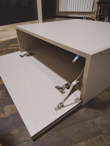 stend: Aşağıdan açılan qapalı asma dolab. Ölçü: 75x75 sm. Dolabın yalnız bir — 4