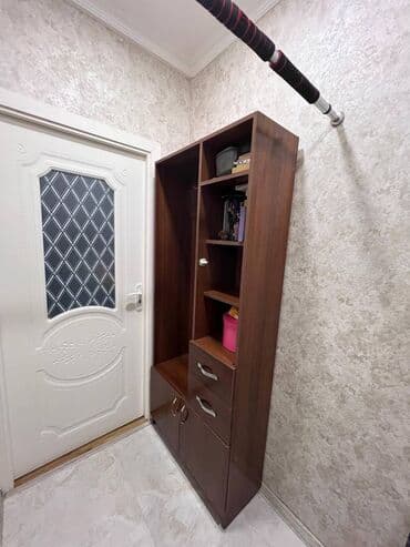 вешалка настенная в прихожую: Dolab / Şkaf: 📌 Taxta materialdan, yaxşı vəziyyətdədir. 📌 Geyim asmaq — 1