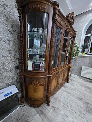 Klassik üslubda böyük vitrin-bufet - Material: təbii ağac — 1