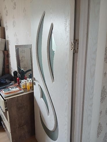 otag gapıları: Ağ rəngli daxili qapı – dekorativ şüşə inklüziyaları ilə - Material — 2