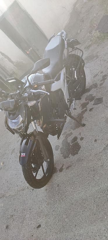 Nəqliyyat: TVS Apache RTR 160 4V motosiklet - Rəng: qara-ağ, idmançı qrafika ilə — 7
