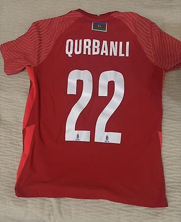 Azərbaycan milli komandasına aid futbol forması. Forma qırmızı — 2