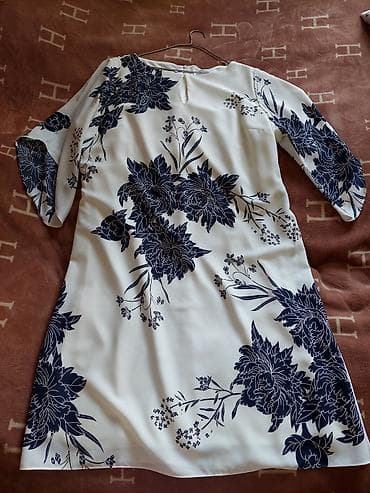 libas: Ağ rəng üzərində tünd-navi floral naxışlı qadın donu. - Model — 1