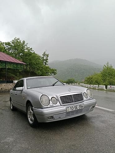 Mercedes-Benz E-Class W210, gümüşü sedandır. 4 qapı, klassik dörd — 2