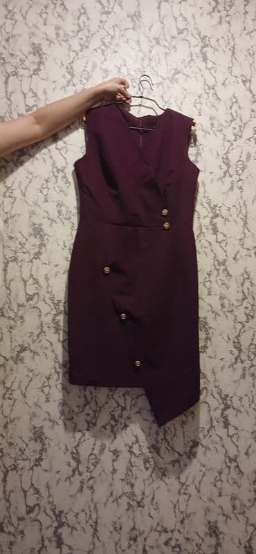 düz don modelləri: Qadın geyimi – tünd bənövşəyi rəngdə qolsuz qısa don. Xüsusiyyətlər — 1