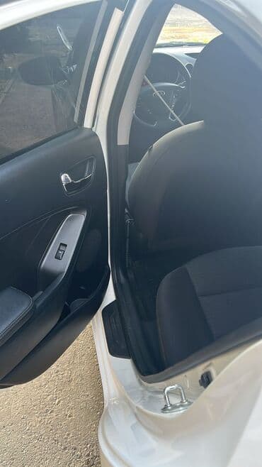 hyundai grandeur 2015: Kia Forte sedan – ağ rəng, 4 qapı, şəhər və magistral üçün rahat və — 5