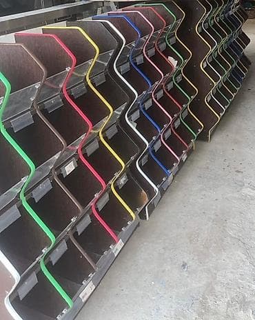 ucuz mebil: Müxtəlif rəngli əyrilikləri olan qəhvəyi rəngli rəf bölməsi satış üçün — 1