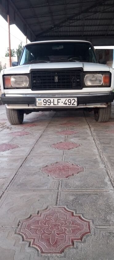 Lada 2107 sedan – ağ rəng, 4 qapı, arxa ötürücülü. Klassik dizaynlı