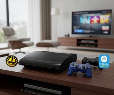 Qara rəngdə olan PlayStation 3 Super Slim oyun konsolu. Komplektə iki