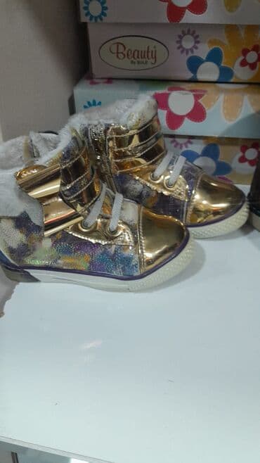 20 manata cixiram: Uşaq botinkası – parlaq qızılı detallı, rəngarəng naxışlı üst hissə — 1