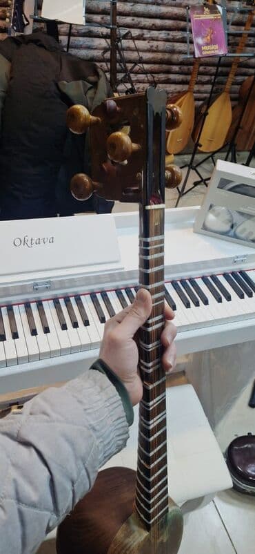 Gitaralar: Tar – Azərbaycan milli simli musiqi aləti Qədimi Tardır.Tarın — 2