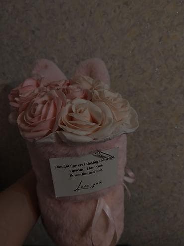 Romantik hədiyyə kompozisiyası – yumşaq plyuş qabda süni gül buketi -