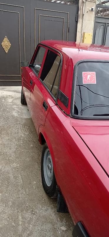 07 maşını: VAZ 2107 sedan – klassik dizaynlı, qırmızı rəngli. Texniki və xarici — 3