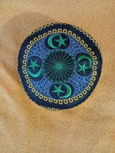 kişilər ucun dəri papaqlar və kepkalar: Məhsul: Naxışlı dini papaq (tübətəj/külağayı tipli) - Forma: Aşağı — 2