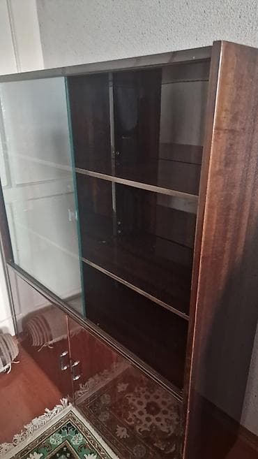 Şüşəli vitrin dolabı - Material: korpus,qoz aqacı ön hissədə