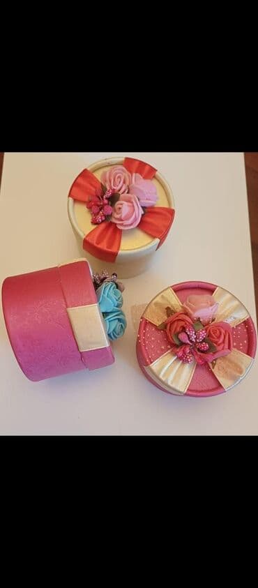 Nişan üçün kanfet qutulari .qiymət biri 1 manatdan iki üç rəng var