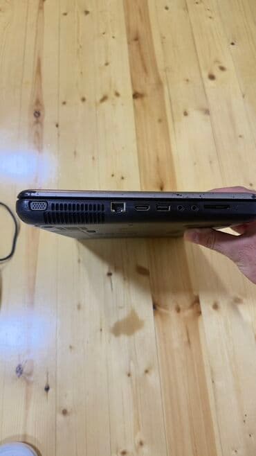 зарядное для ноутбука: HP brendinə məxsus noutbuk. Gümüşü rəngli üst qapağa və qara alt — 4