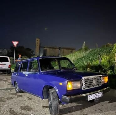 Göy rəngli VAZ-2104 universal avtomobili. Daxili hissəsi qara rəngdə
