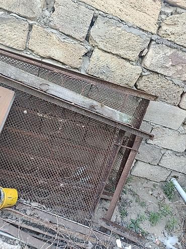 kitab şkafi: Diqqət plastik pəncərələr və krovat- setkaları. Metal .krovat- — 2