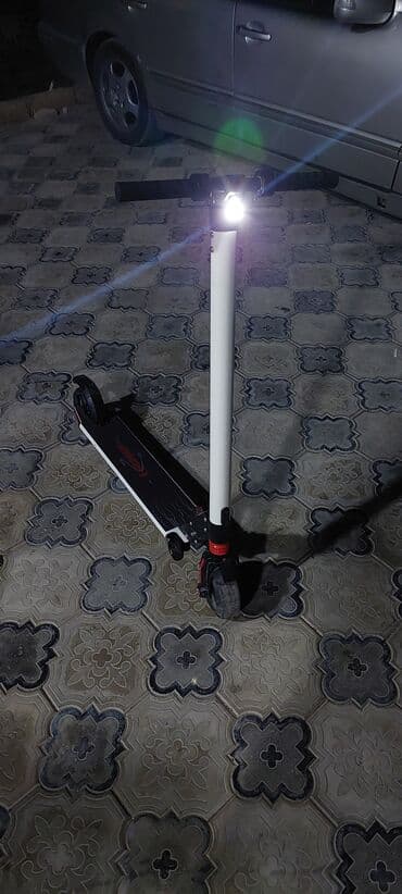 скутер: Elektrik skuter - Kompakt və yığcam dizayn: ağ gövdə, qara göyərtə — 1