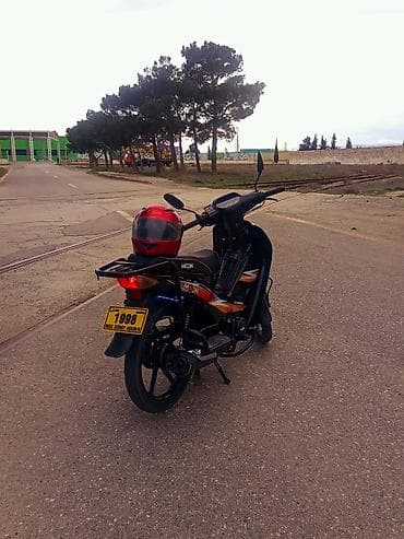 Moped/skutere bənzər yüngül motosiklet – şəhər içi rahat və qənaətcil