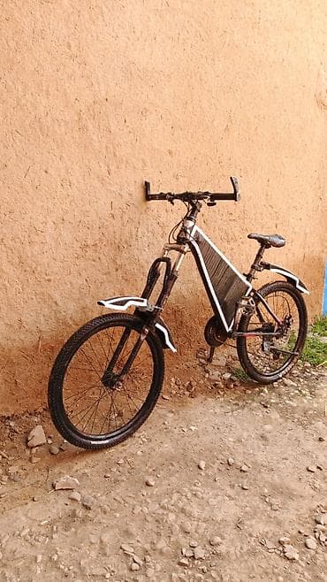 26 liq velosiped satisi: Fərqli qara və ağ çərçivə dizaynına malik velosiped. Bu velosiped asma — 3