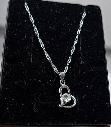 Gümüşü rəngli zərif boyunbağı – ürək formalı kulonla Məhsul