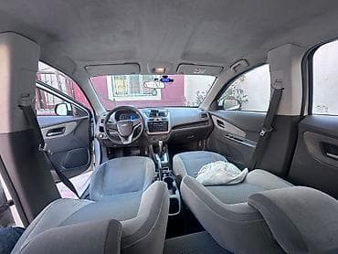 man sat: Chevrolet Cobalt: 1.5 l | 2024 il 174000 km Sedan — 4