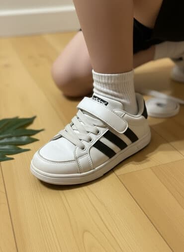 Uşaq ayaqqabıları dəsti - Ağ idman ayaqqabısı: ağ üst, üç qara zolaq