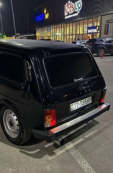 rengli işıq: LADA Niva (qara rəng, 3 qapı, 4x4) – şəhər və off-road üçün klassik — 6