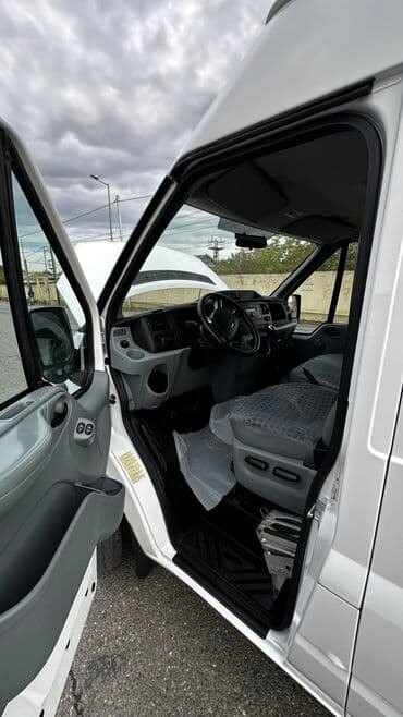 kia ceed 2010: Ford Transit: 2.4 l | 2010 il 188000 km Van body type — 9