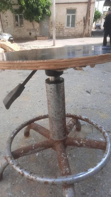 antik stullar: Tənzimlənən hündürlüklü dönər tabure - Material: metal karkas — 1